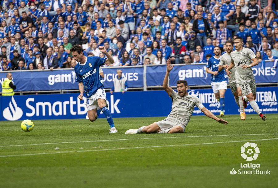 Borja Sánhez superando a Morillas en la acción que acabó en gol