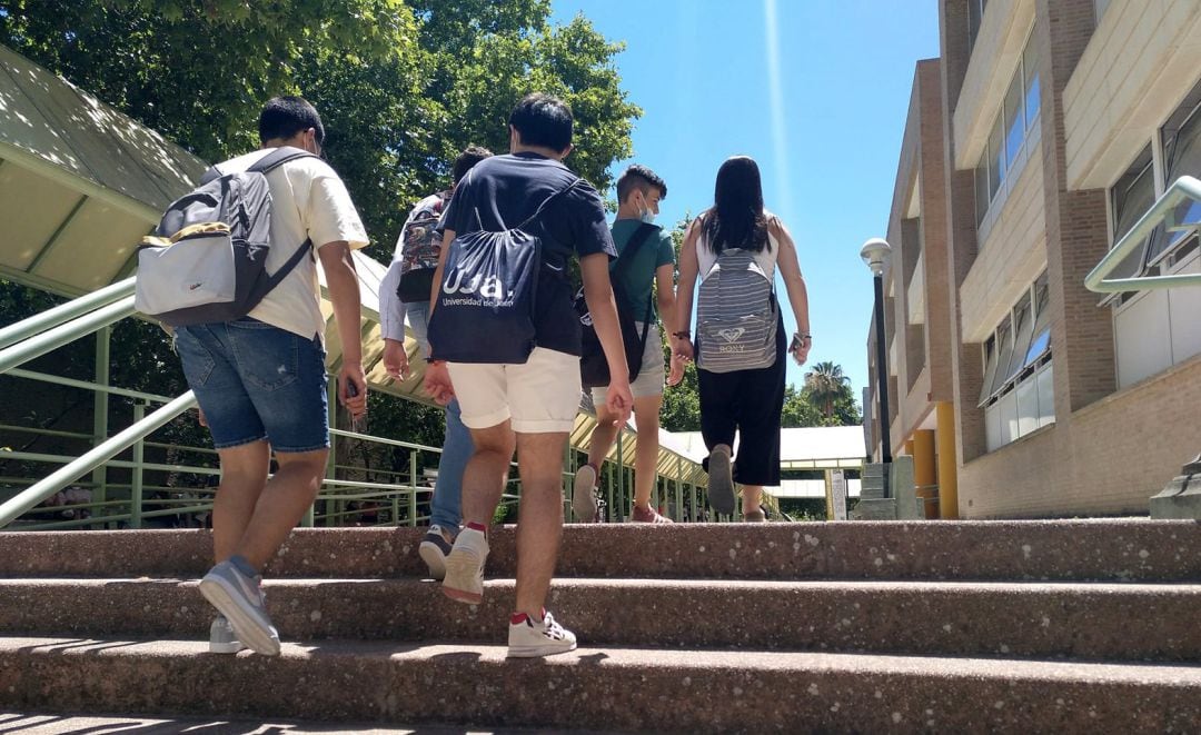 Estudiantes en el Campus.