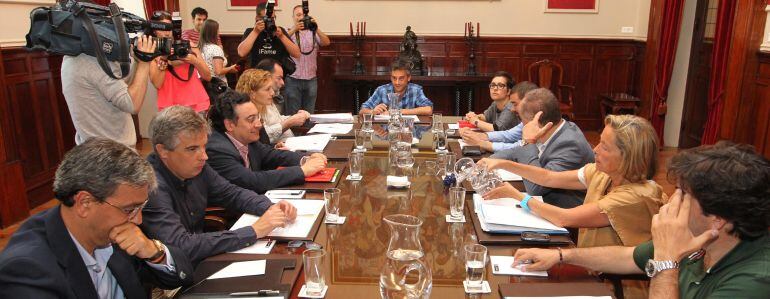 Reunión entre los grupos políticos municipales. Foto de archivo