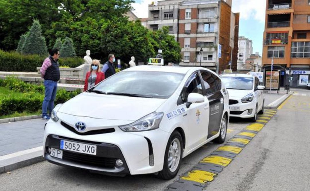 Imagen de una de las paradas de Taxi en el municipio linarense