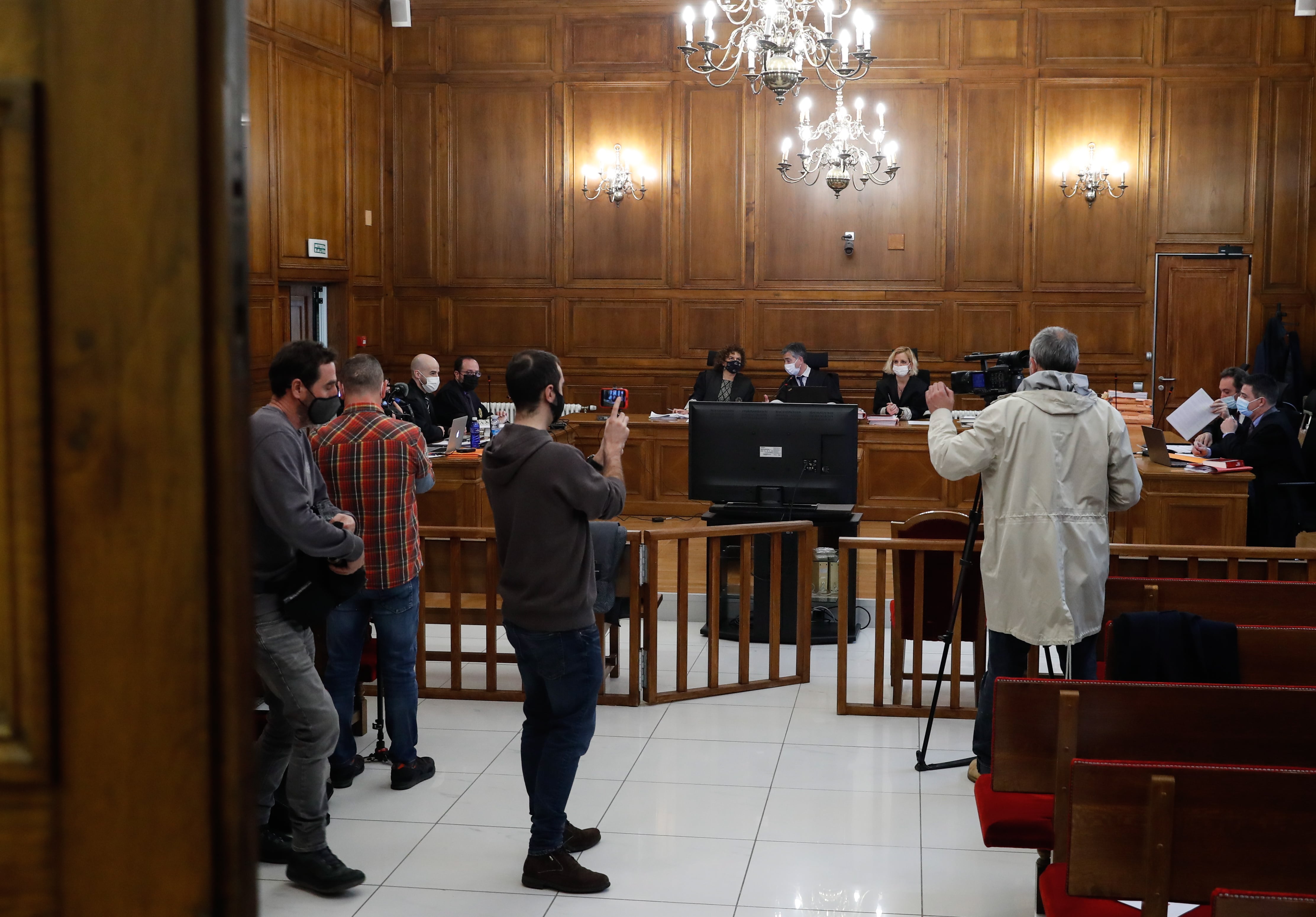 El juez Augusto Maeso (c), dirige en la Audiencia de Gipuzkoa una de las sesiones de la causa contra el fotógrafo donostiarra Kote Cabezudo que se enfrenta a una petición de 2.388 años de prisión por parte de la acusación que representa a 17 modelos