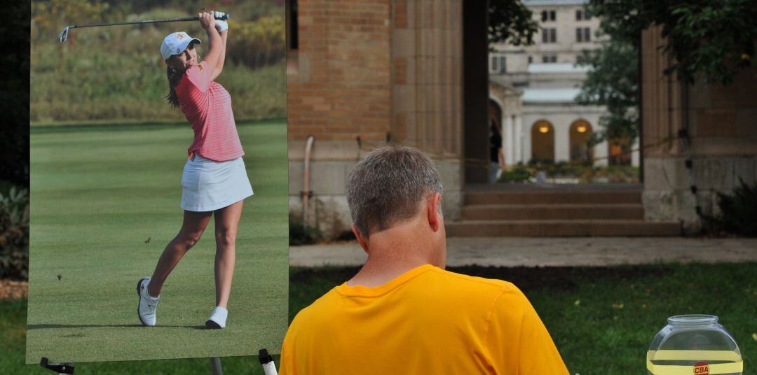 Vista de una fotografía de la excampeona de golf del estado de Iowa Celia Barquin Arozamena de España durante una vigilia en su honor hoy, miércoles 19 de septiembre de 2018, en el campus del estado de Iowa, en Ames, Iowa