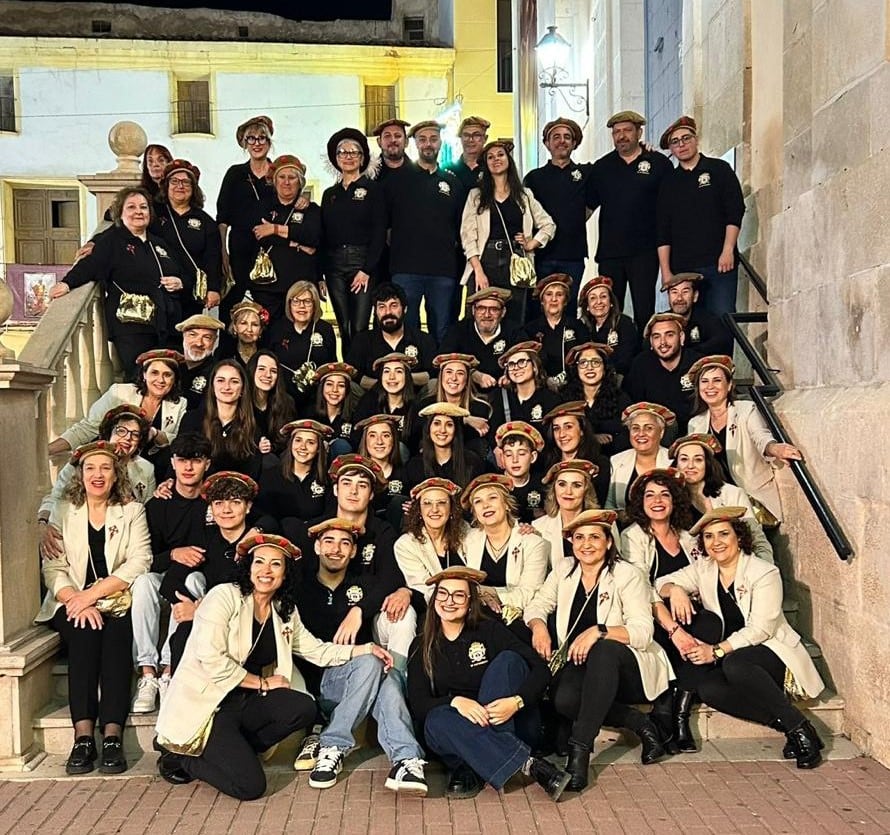 Fotografía de grupo al finalizar la Entraeta conmemorativa, con todas Las Soberanas y sus familias.