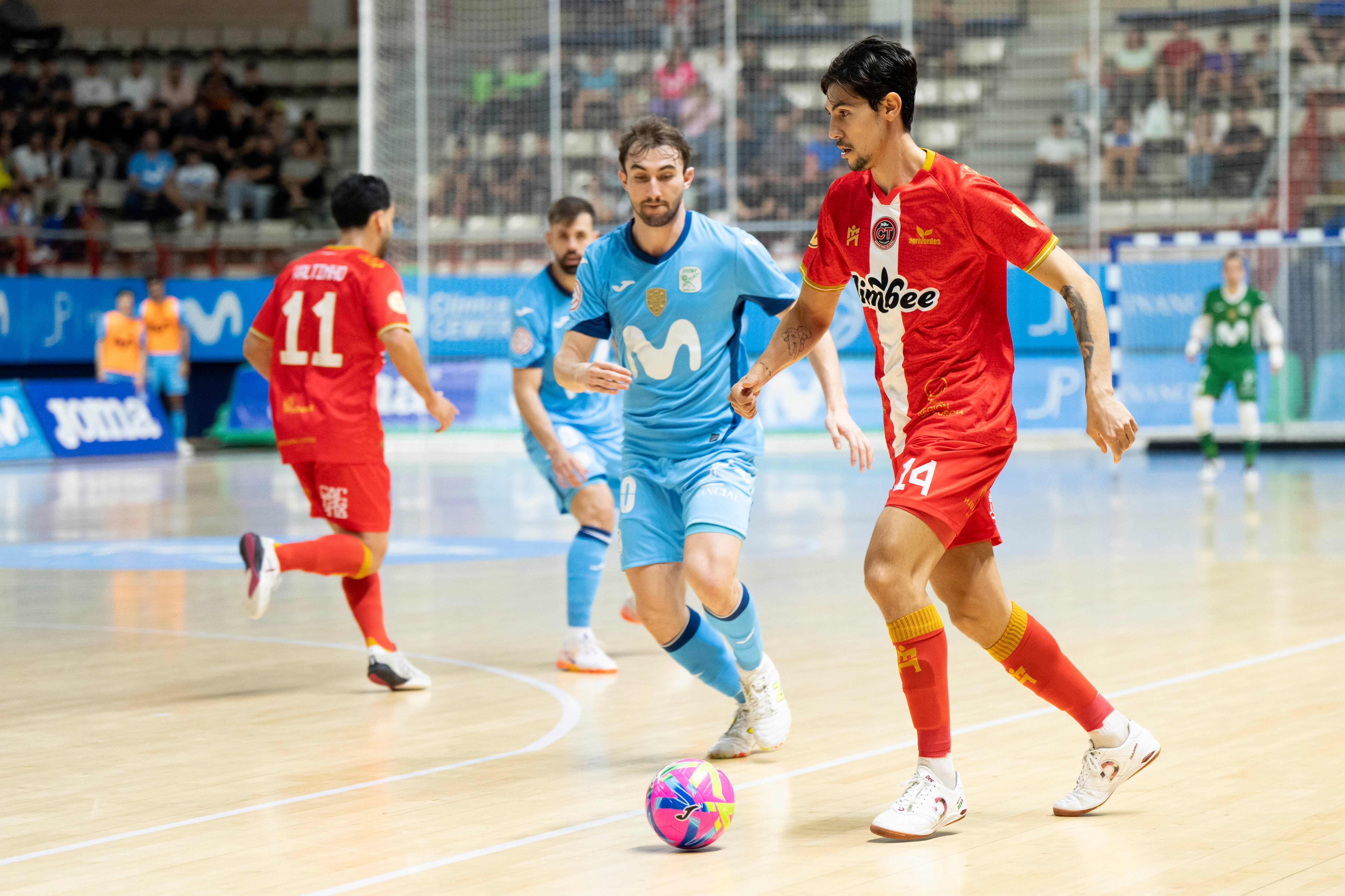 Motta mantiene la posesión frente a Javi Mínguez