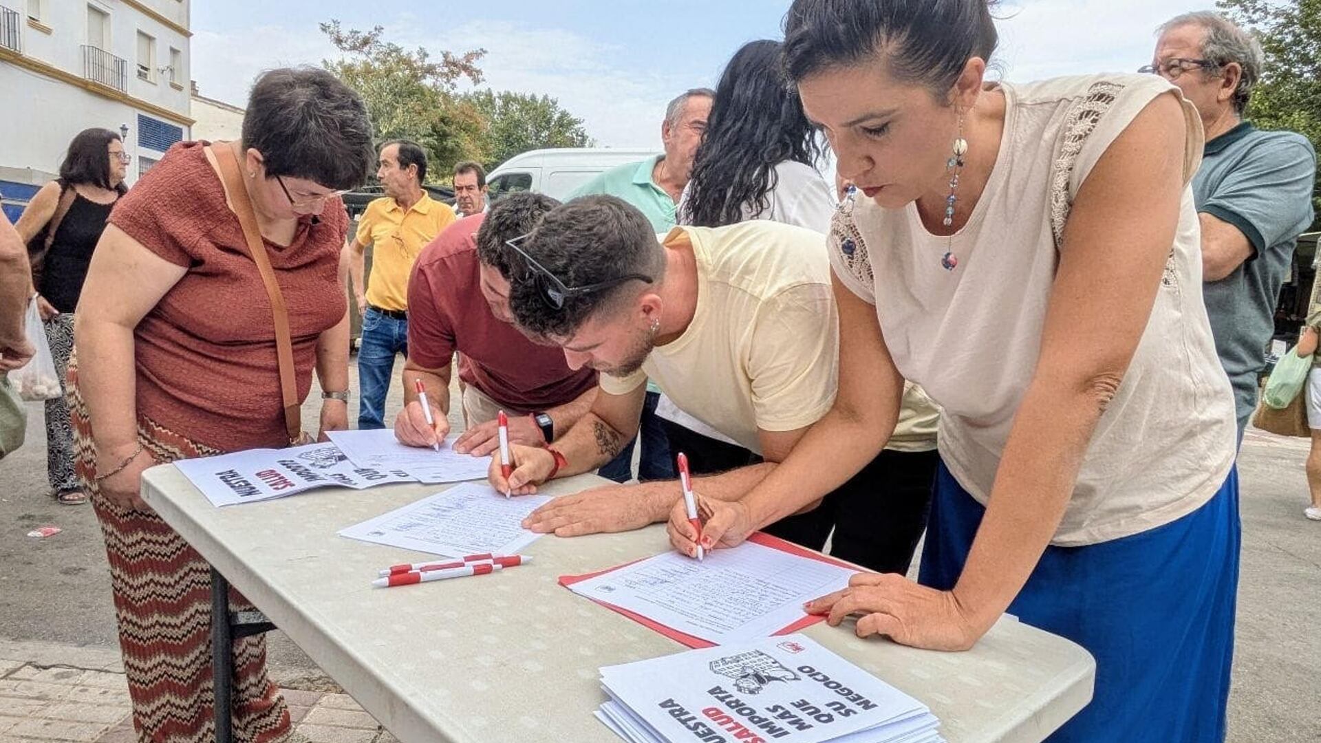 Campaña de recogida de firmas en Archidona para pedir mejoras sanitarias