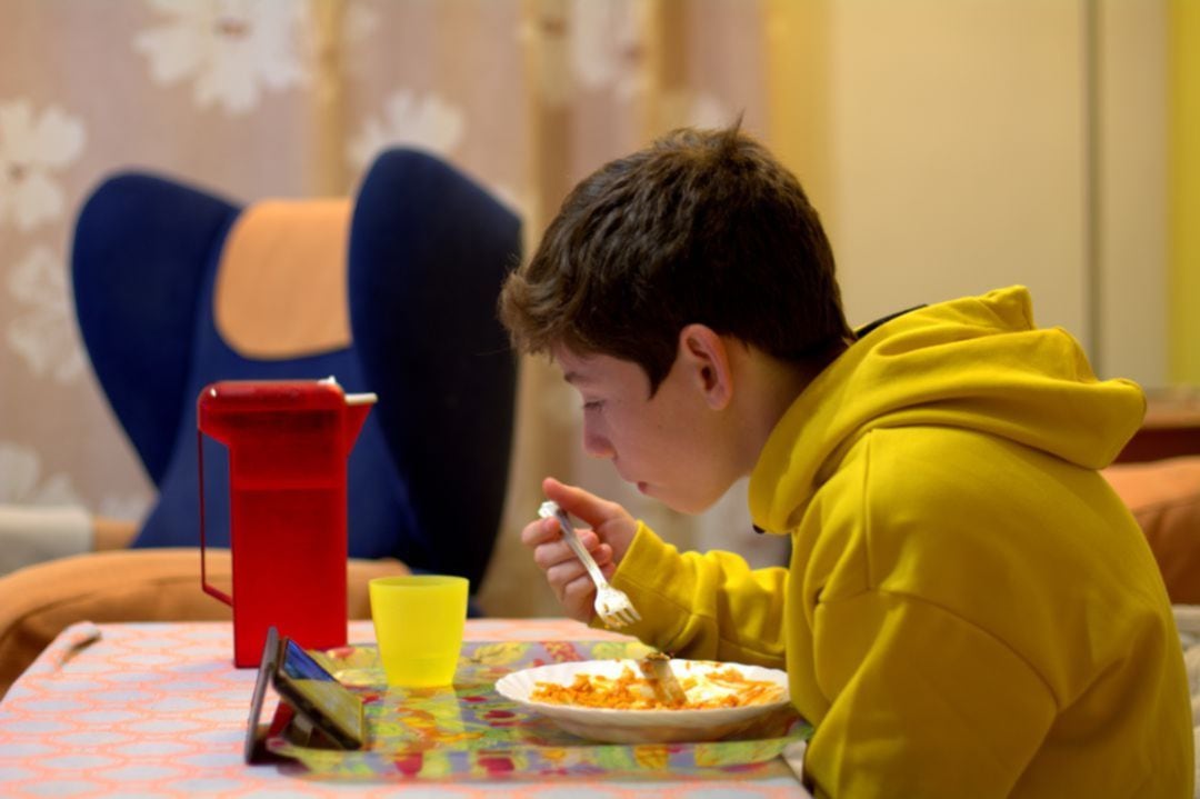 La Generalitat encara no ha concretat el sistema per mantenir les 160.000 beques que es van articular en forma de targeta moneder el passat mes de març