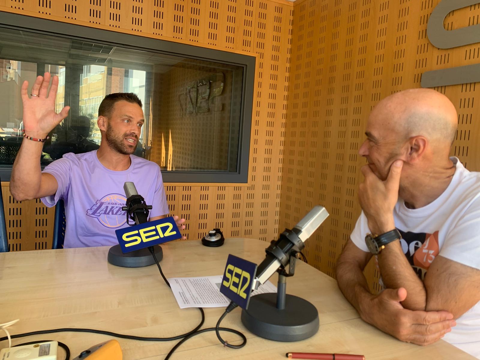 Arturo Pescador, vallisoletano que vive en Noruega, en los estudios de la Cadena SER