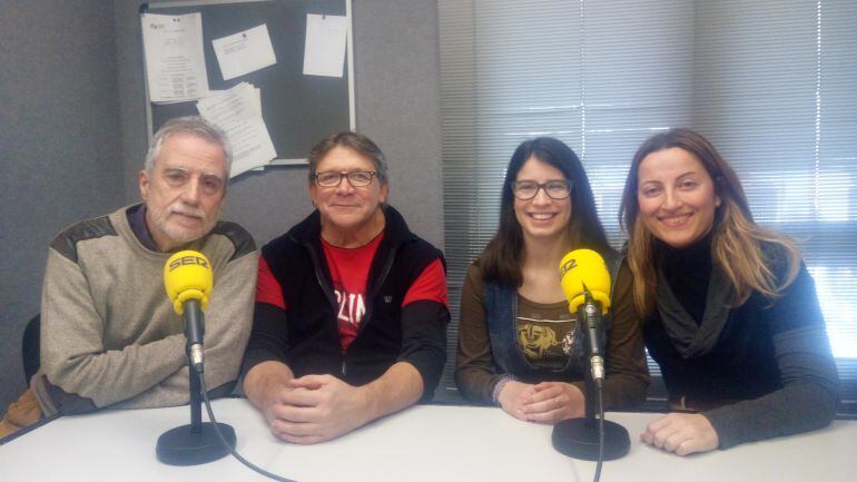 Miembros de Teamorfosis y de Ludai, en la redacción informativa de Radio Dénia Cadena SER.