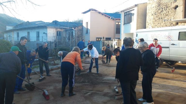 Vecinos de San Esteban  colaboran en las tareas de limpieza del barro de las calles