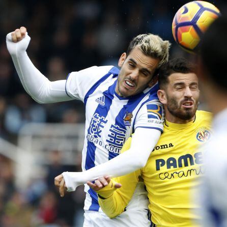 El delantero de la Real Sociedad, Juanmi Jiménez, lucha un balón con el defensa argentino del Villarreal, Mato Musacchio.