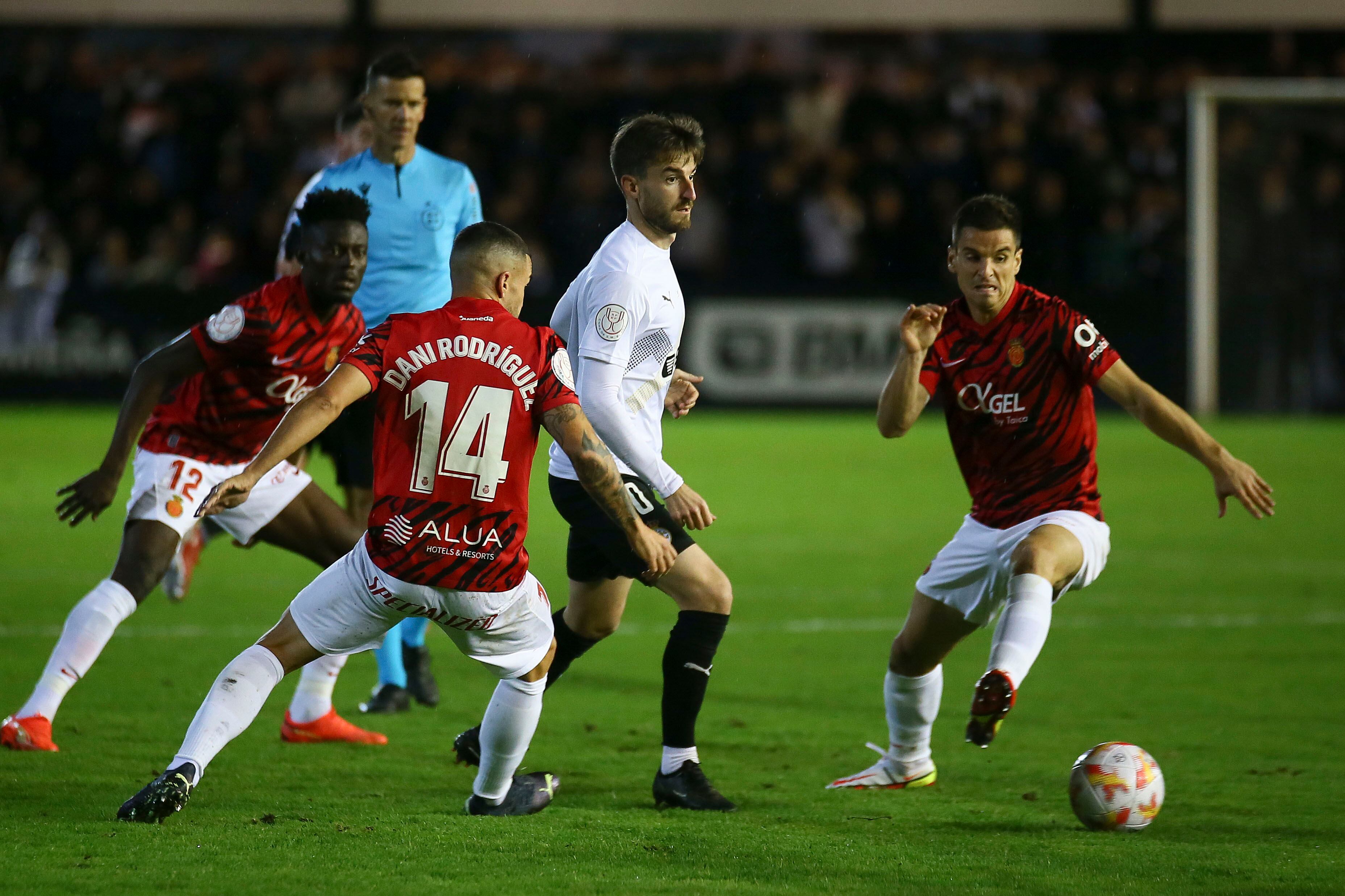 SAN SEBASTIÁN, 20/12/2022.- El jugador del Real Unión, Quique Rivero (c) y el jugador del Mallorca, Dani Rodríguez durante el partido de la segunda ronda de la Copa del Rey que se juega hoy martes en el Stadium Gal de Irún. EFE/GORKA ESTRADA
