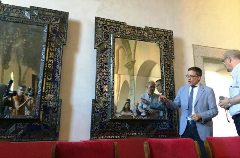 Enrique Saiz y Antolín de Cela junto al espejo restaurado de la Basílica.