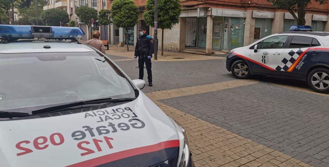 Imagen de un control policial en las calles de Getafe