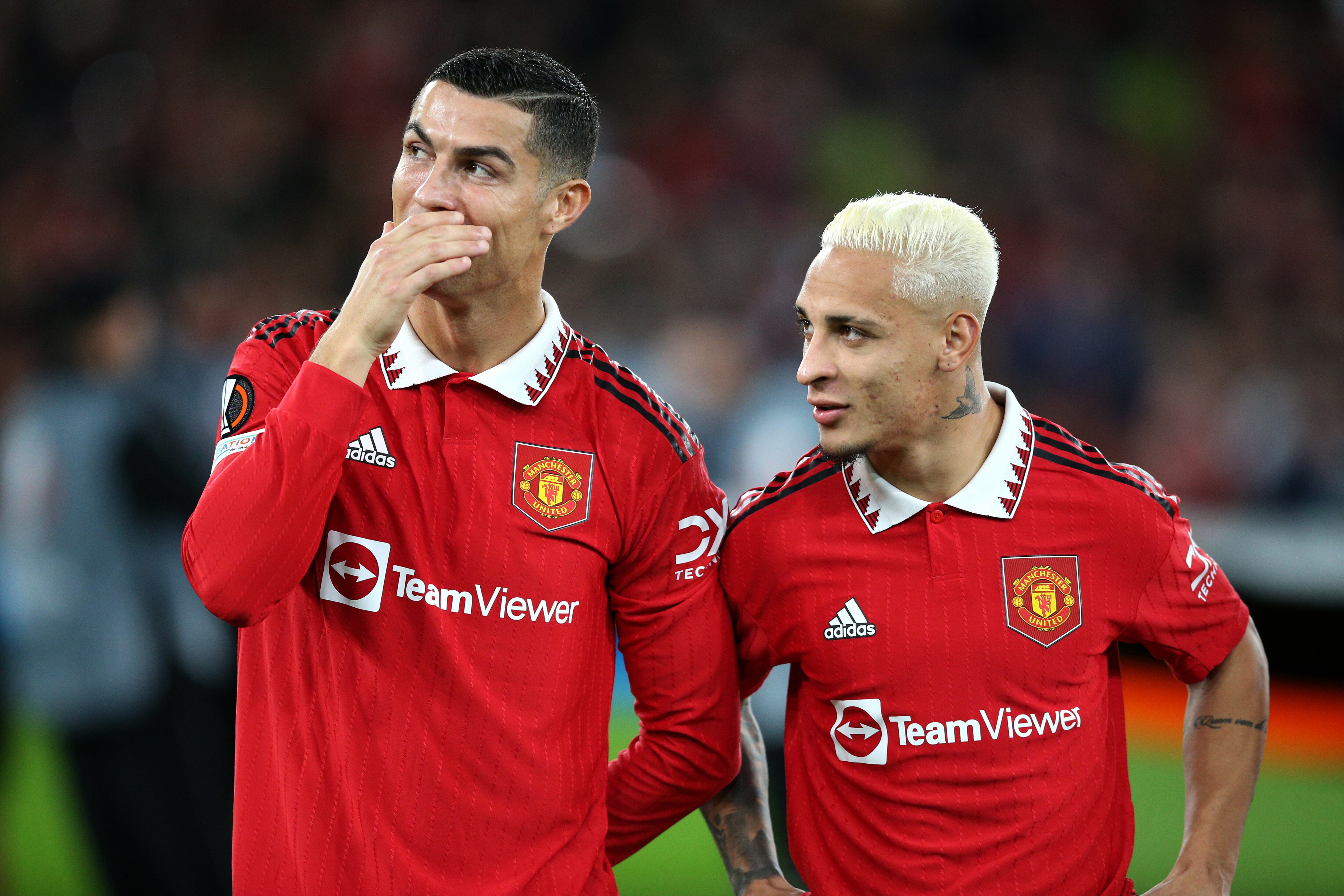 Cristiano Ronaldo y Antony charlan durante su etapa en el Manchester United