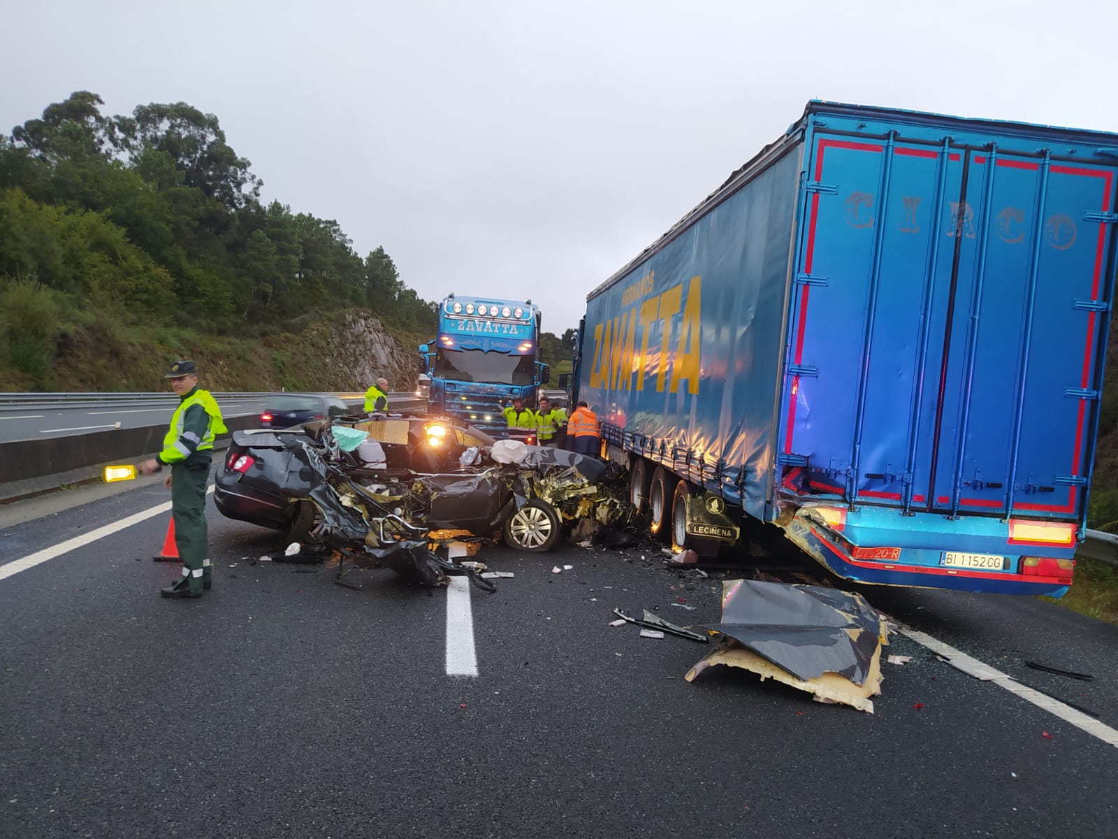 El coche quedó totalmente destrozado tras impactar con un camión averiado