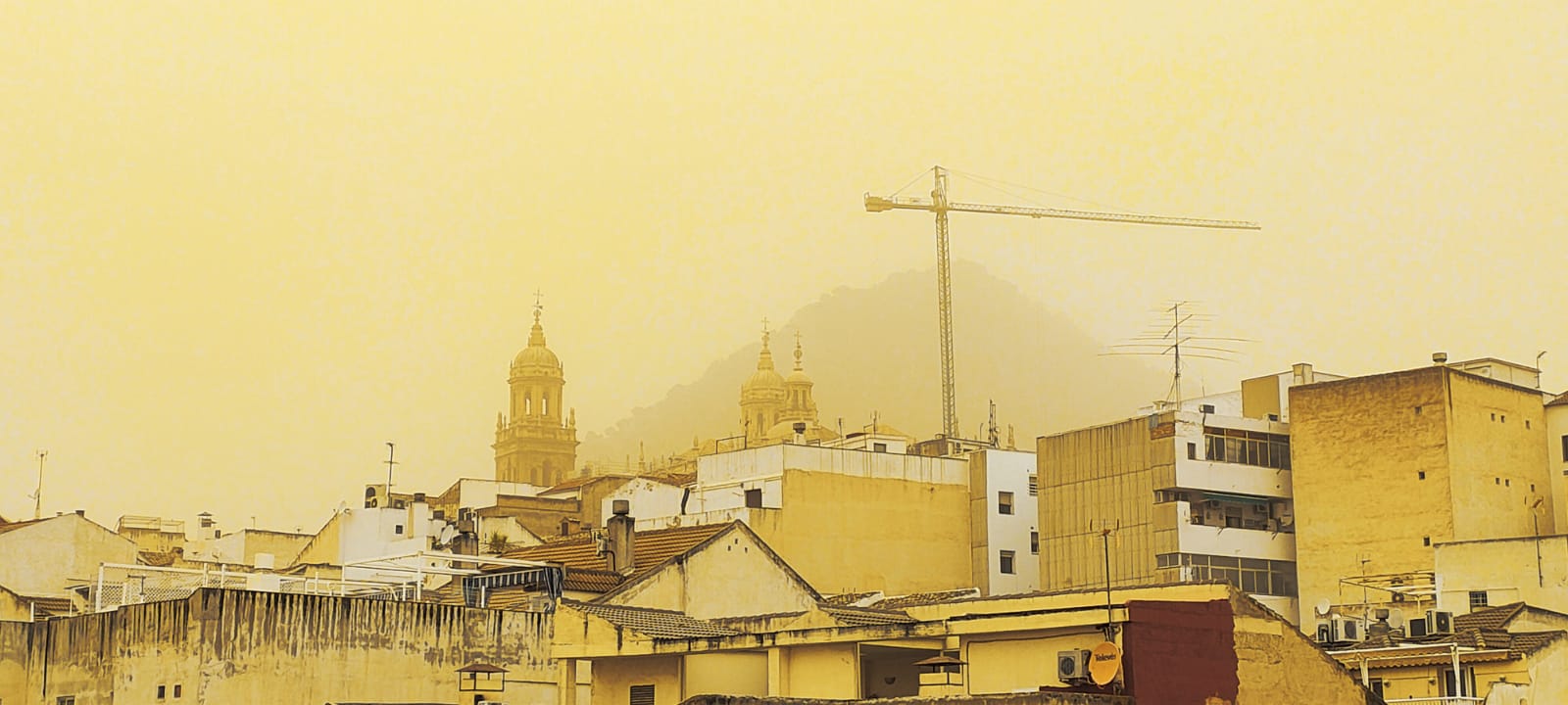 Vista aérea de Jaén capital bajo la influencia de una tormenta de arena