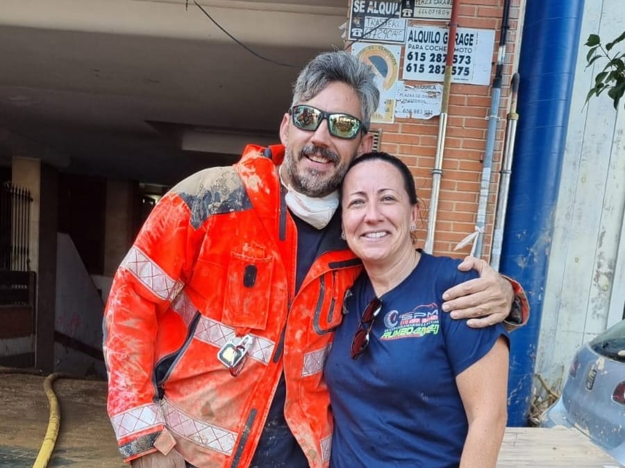 Bombero del Consorcio Provincial de Huelva junta a Laura afectada por la DANA en el municipio de Catarroja (Valencia)