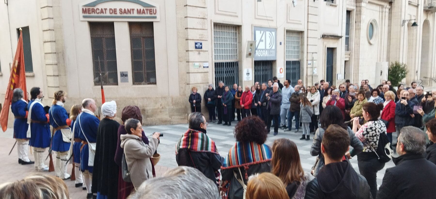 Un dels moments finals de l'homenatge en la plaça Ramón i Cajal