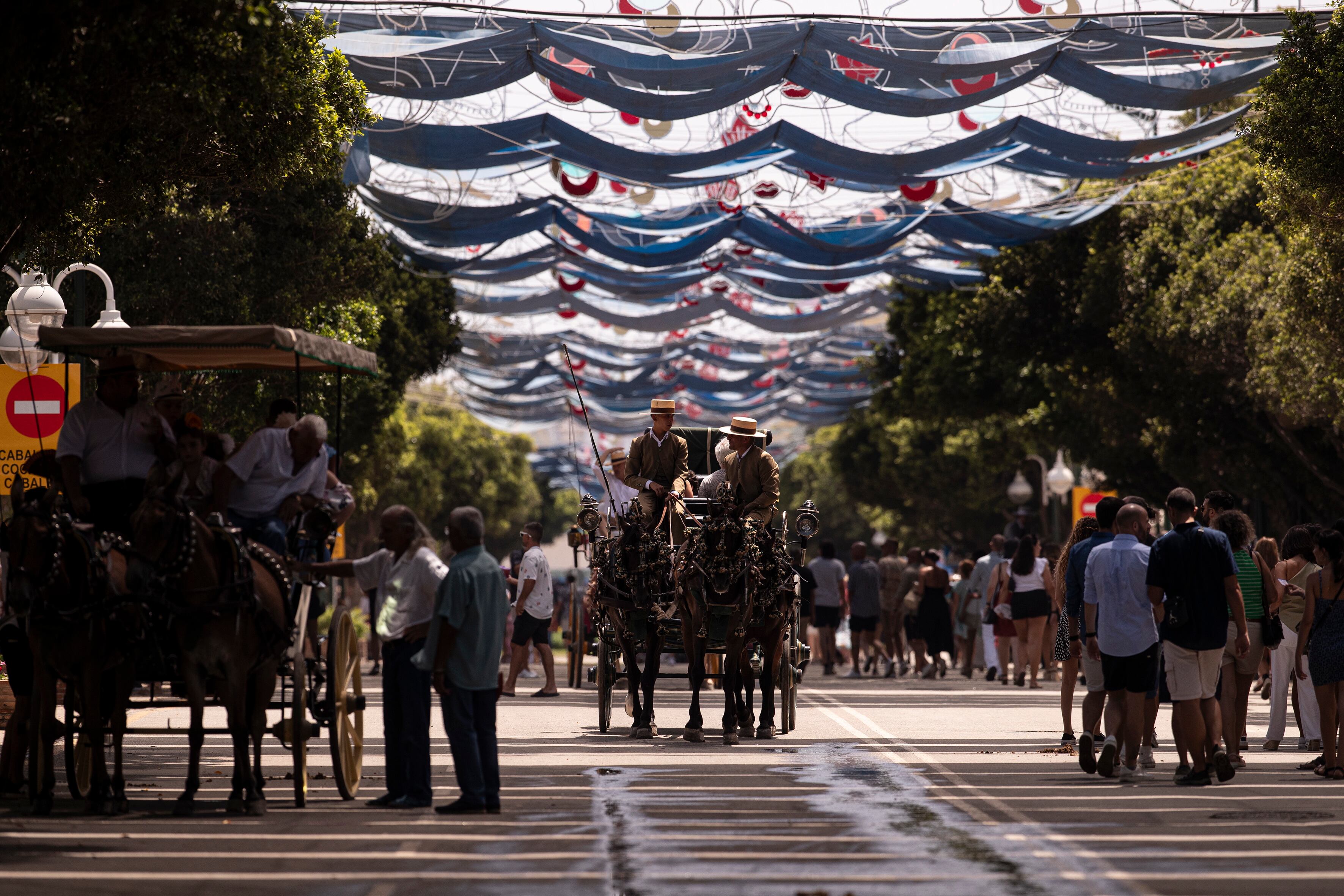 GRAFAND4436. MÁLAGA, 15/08/2023.- Vista general de unas de las calles del real del Cortijo de Torres, hoy martes, en la Feria de Málaga. EFE/Jorge Zapata