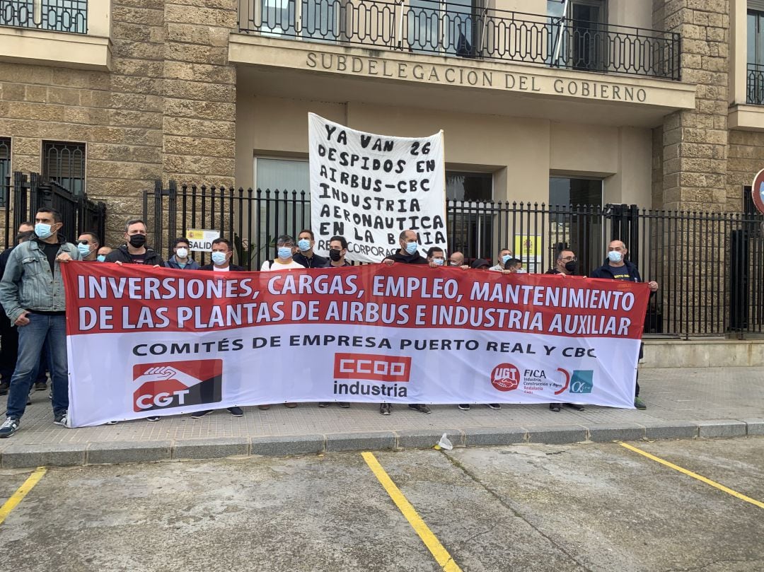 Comités de empresa de Airbus en la bahía de Cádiz se concentran frente a Subdelegación del Gobierno junto a delegados sindicales de la industria auxiliar gaditana 