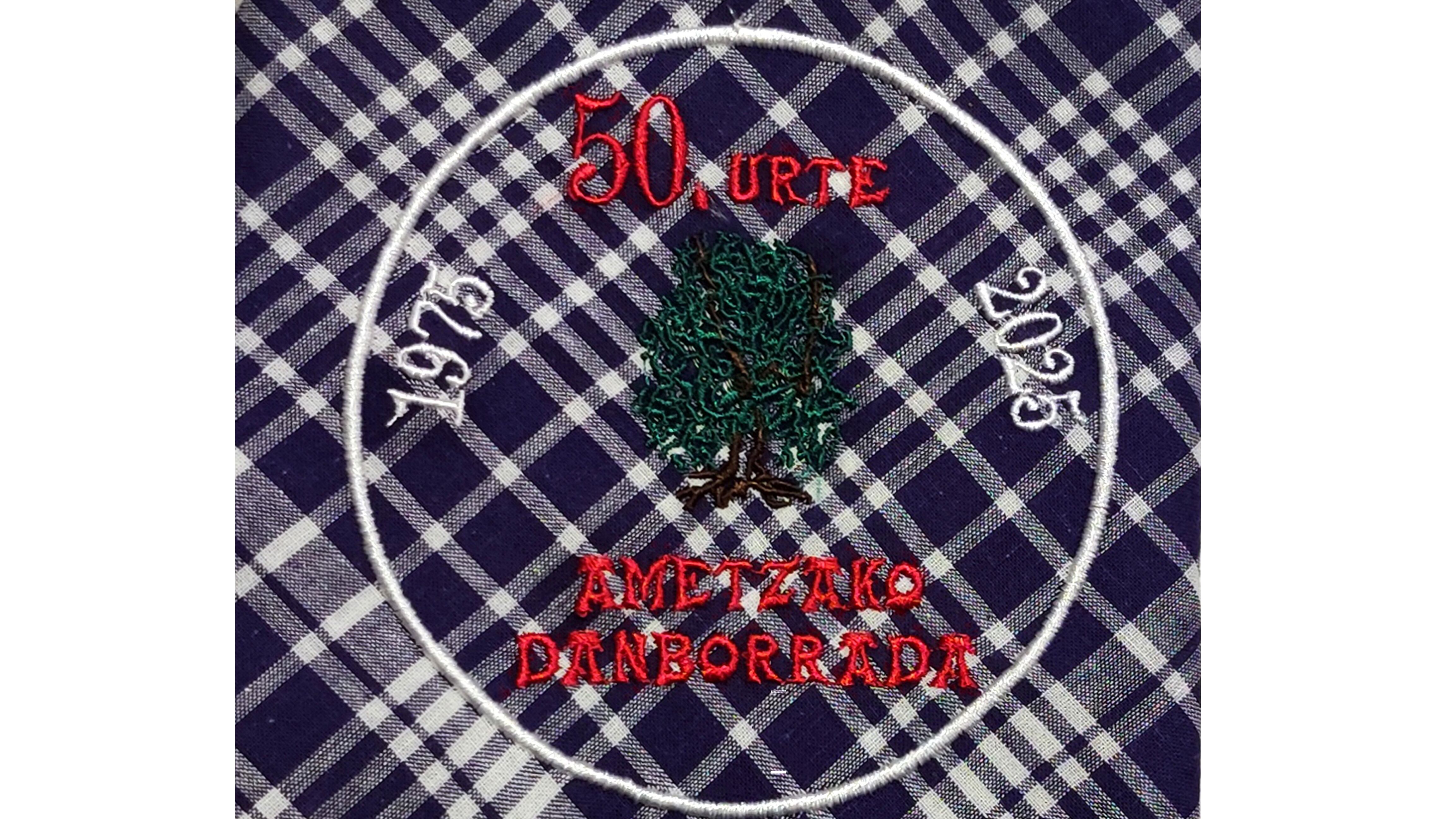 El pañuelo de reconocimiento a los impulsores de la tamborrada de San Prudencio en la sociedad Ametza