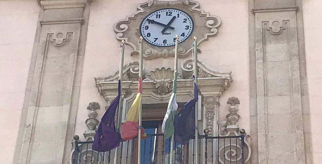 Banderas a media asta en el balcón del Ayuntamiento de Jaén.