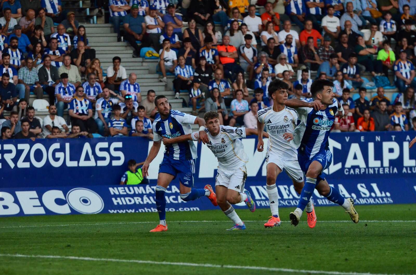 El Castilla se llevo la victoria (2-3) y deja a la Ponferradina en descenso.