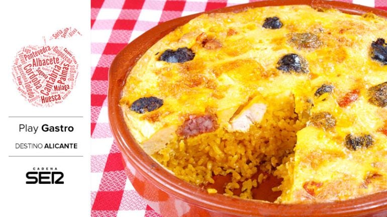 El arroz con costra es uno de los platos más emblemáticos de la gastronomía alicantina.