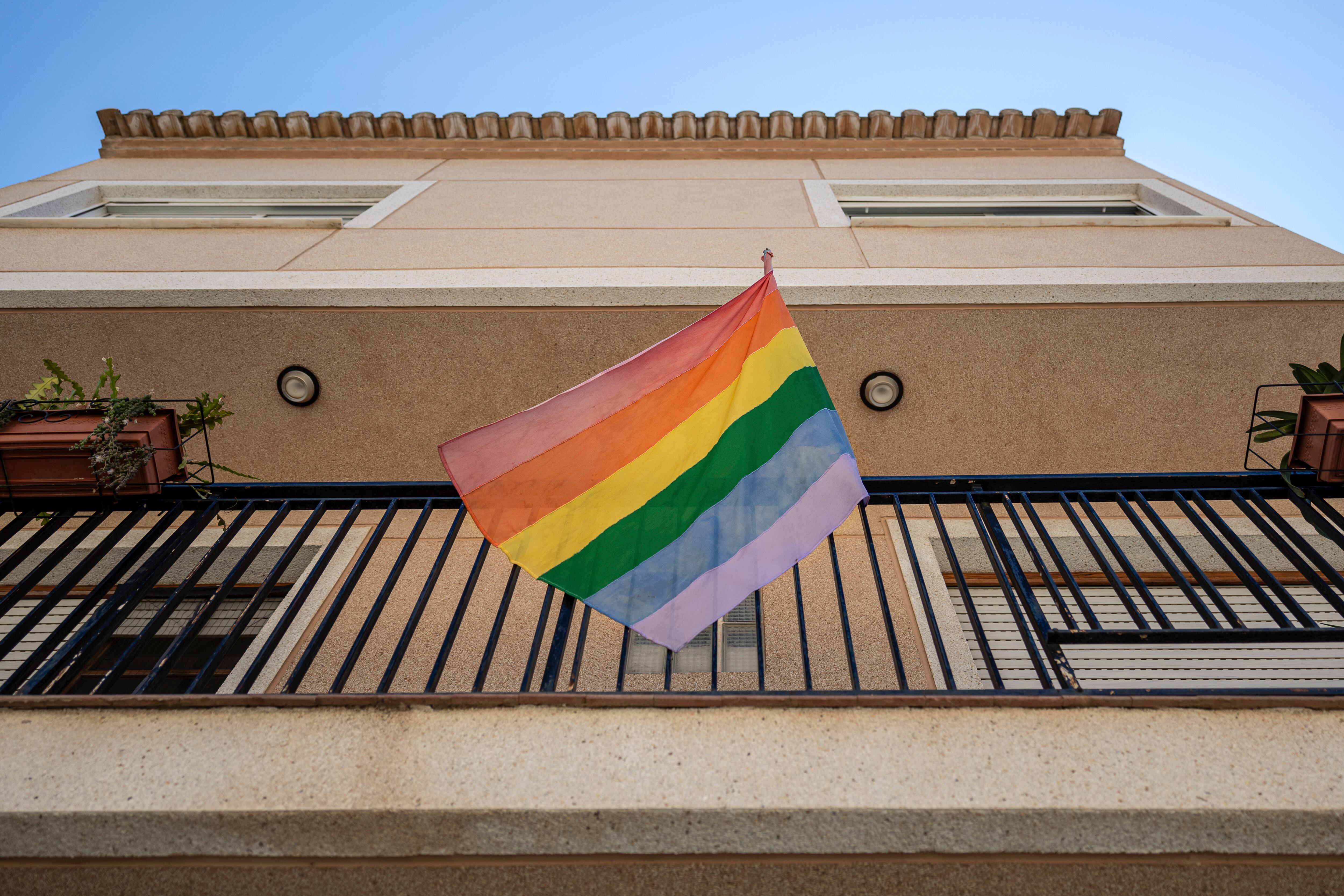 Imagen de archivo de una bandera LGTBI colgada en un balcón.