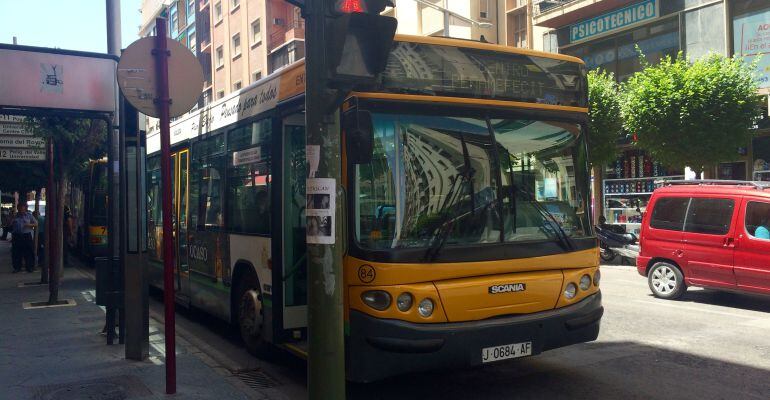 Autobús urbano por las calles de Jaén.