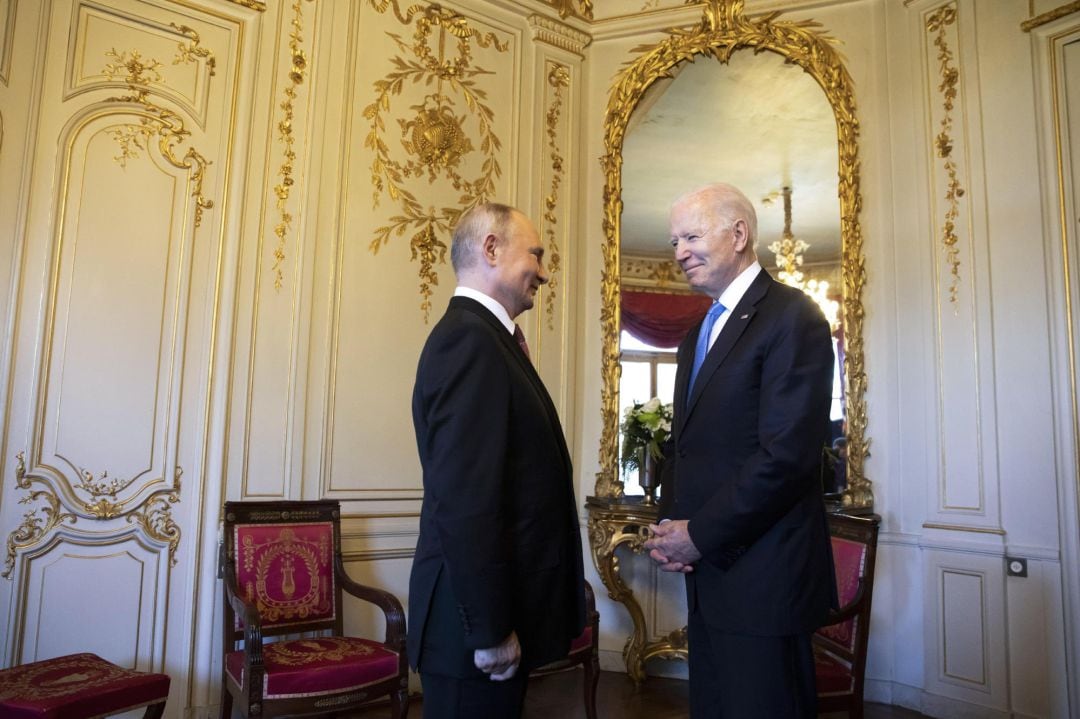 El presidente ruso, Vladimir Putin, conversa con el presidente de EEUU, Joe Biden, este miércoles en Ginebra.