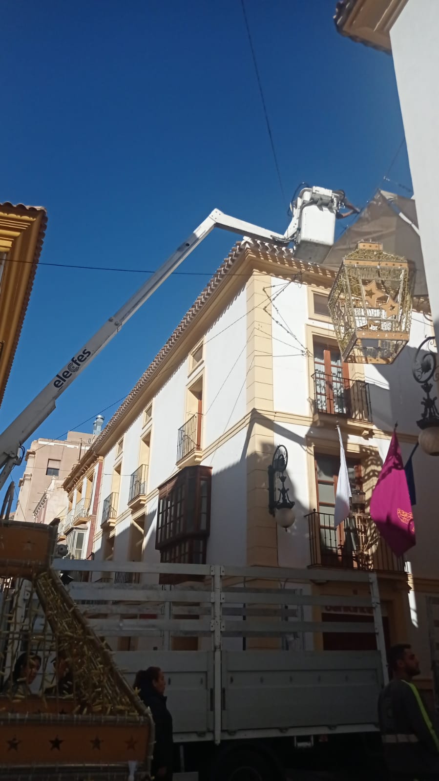 Instalación de las luces de Navidad en Lorca