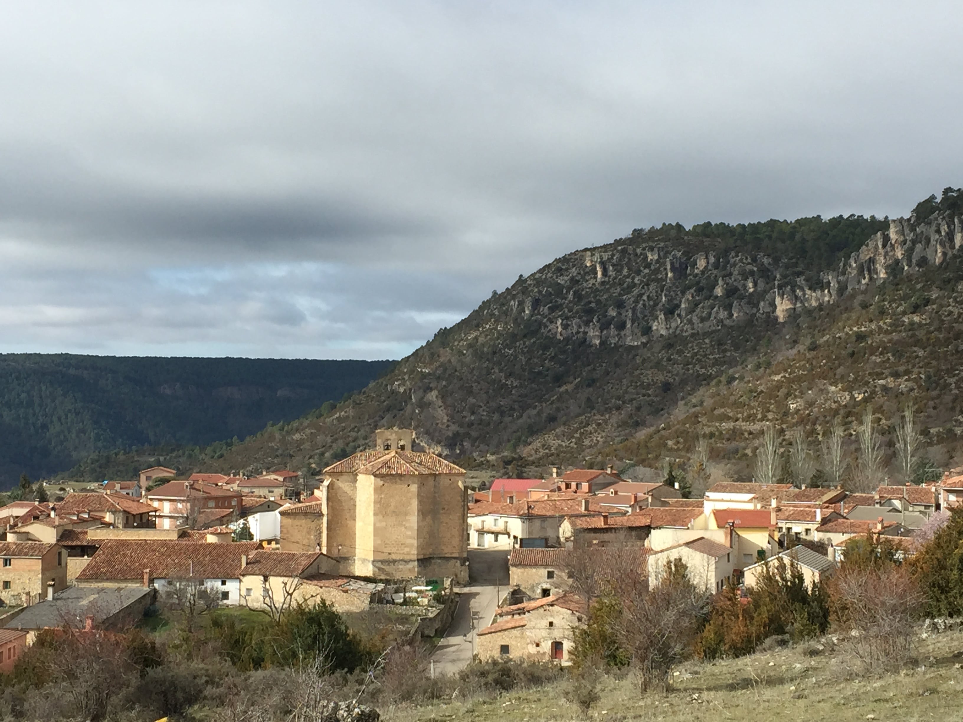 Vista del pueblo de Poyatos (Cuenca) en el que destaca su iglesia.