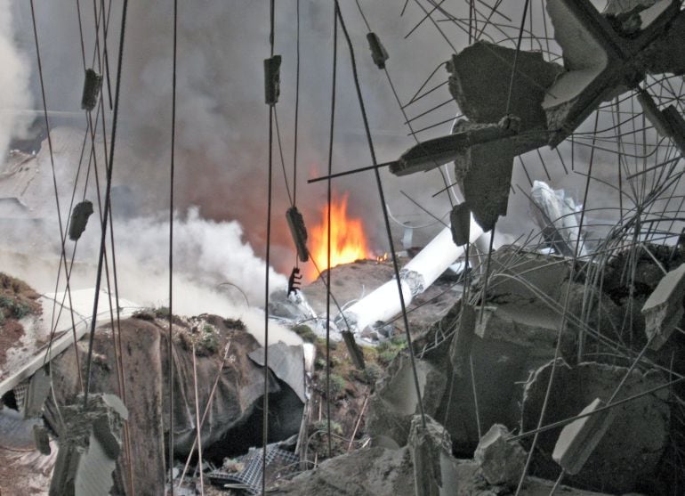 Imagen del aparcamiento de la T-4 de Barajas, nada más producirse el atentado de ETA el 30 de diciembre de 2007. 