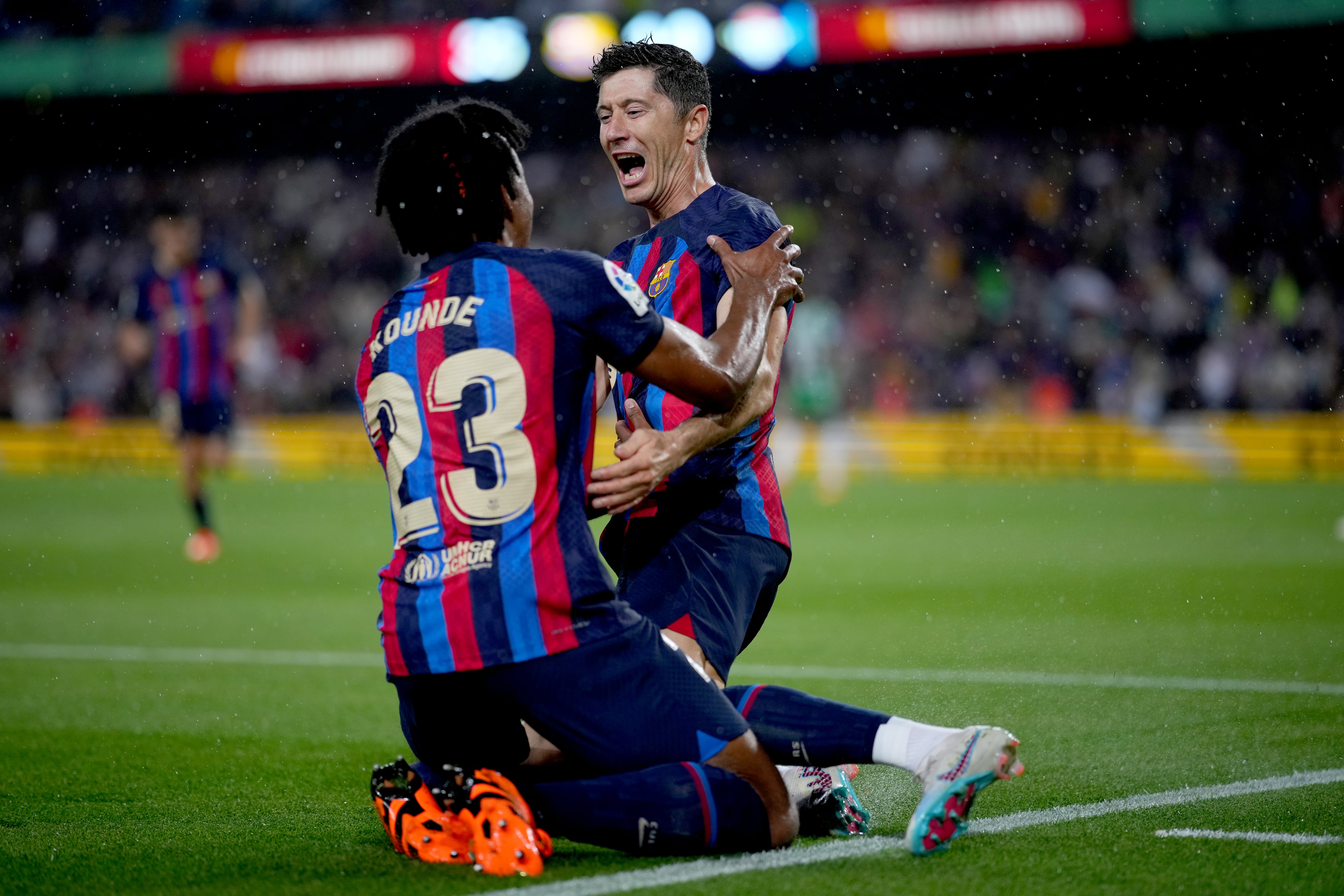 Lewandowski y Koundé celebran un gol ante el Betis, esta temporada.