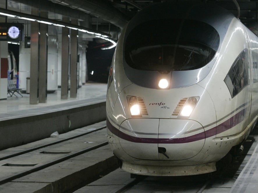 Un tren AVE de la línea Barcelona-Zaragoza-Madrid en la estación de Barcelona-Sants. Archivo.