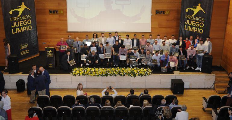 Foto de familia de los galardonados con los Premios 'Juego Limpio'.
