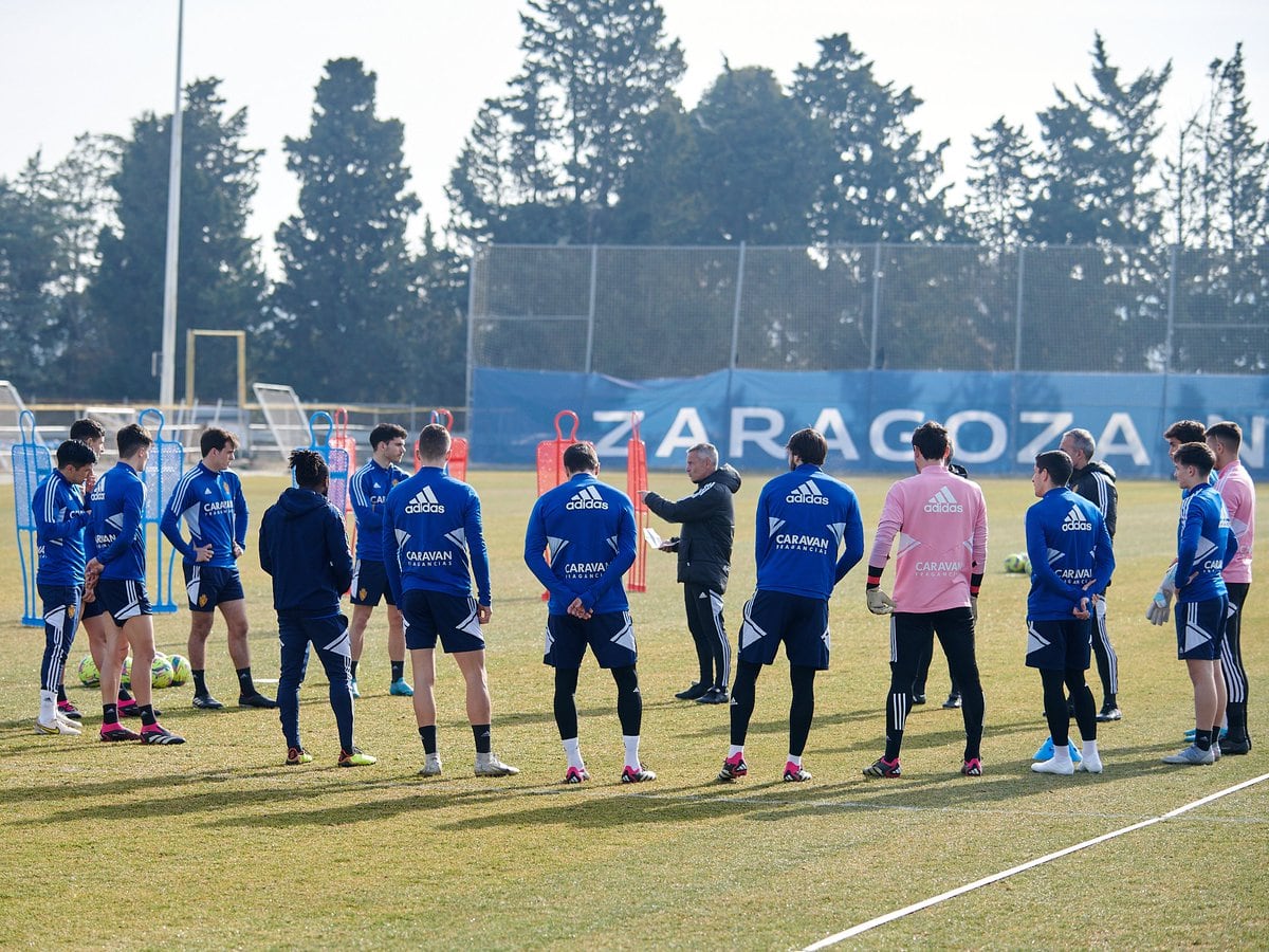 Fran Escribá da la charla previa a un entrenamiento en la Ciudad Deportiva