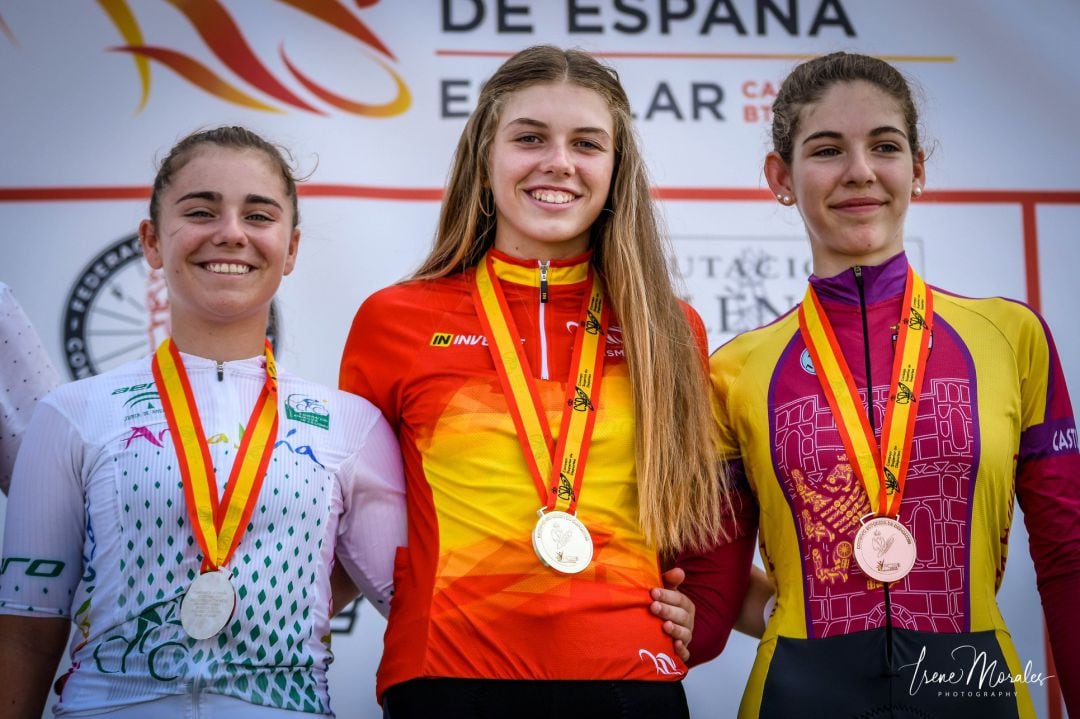 Alejandra Puente en el pódium del Campeonato de España