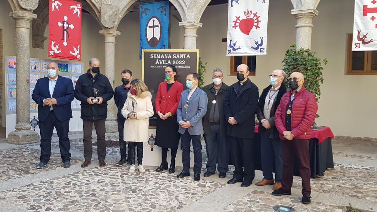 El Palacio de los Verdugo acoge una muestra con fotografías y hábitos de las cofradías