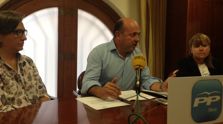 Sebastià Domènech, acompanyat de dues representants del PP a Reus.