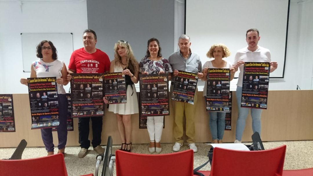 Foto de familia con autoridades , representantes de &#039;Canta Mágina y maestro Paolo Borgognone, tercero por la izquierda