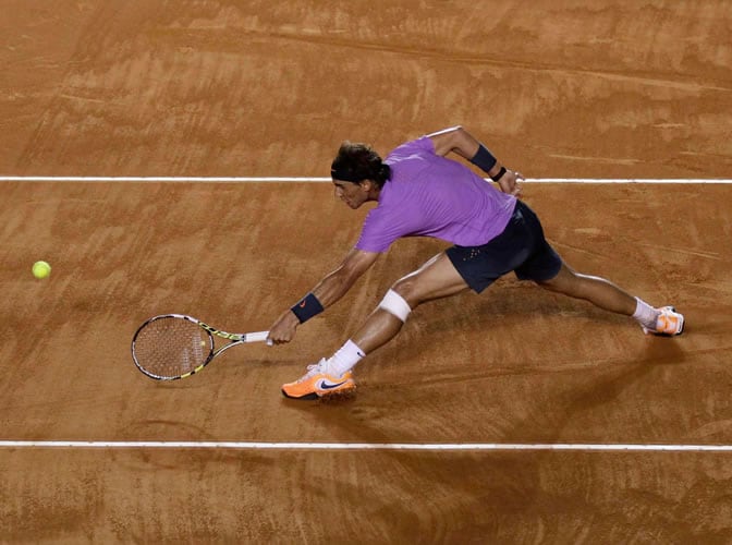 Nadal devuelve una bola en el torneo de Acapulco