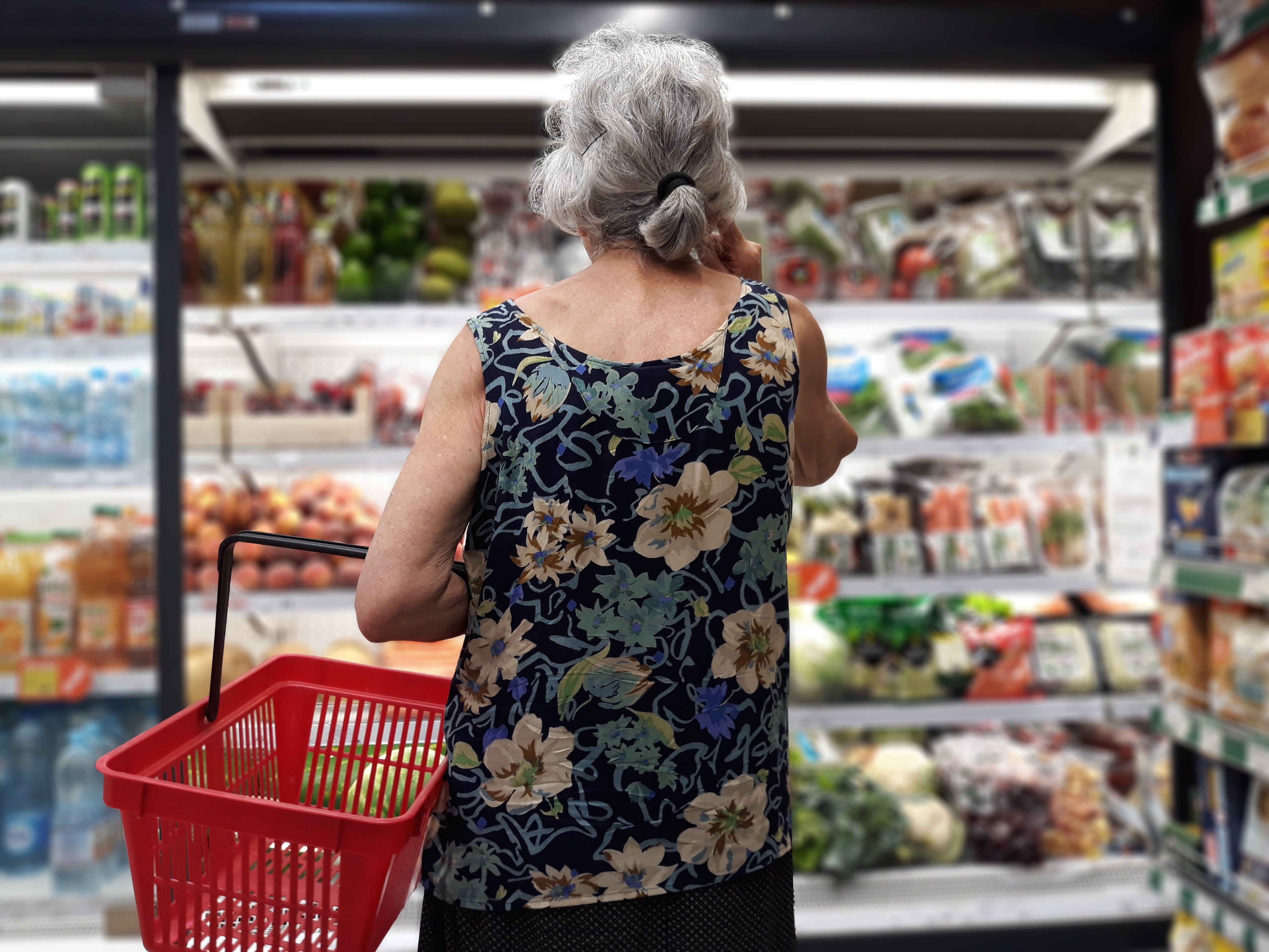 Anciana en un supermercado