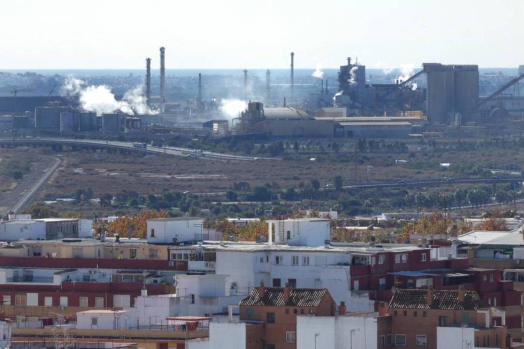 Panorámica de la ciudad de Huelva con la zona industrial al fondo