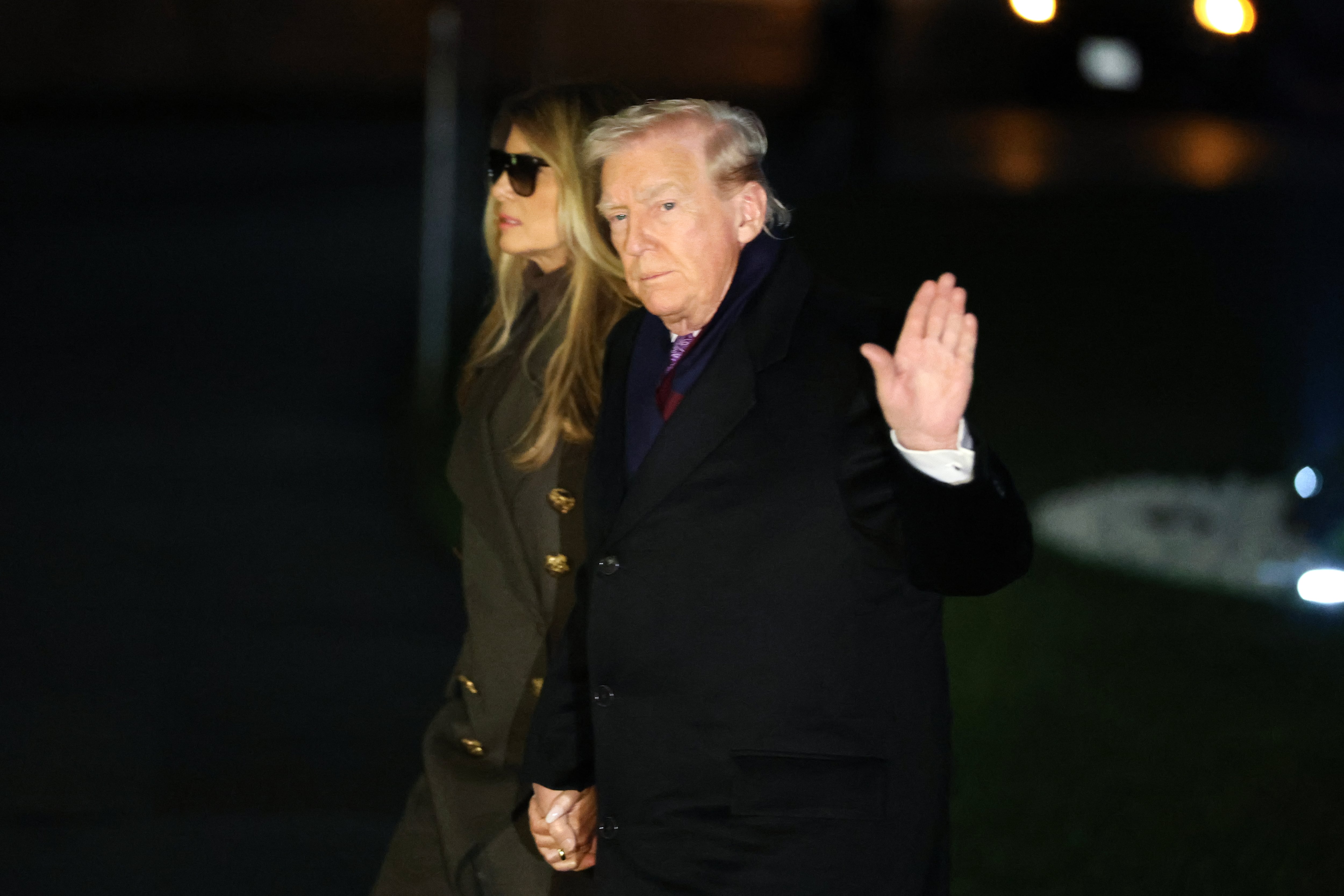 El presidente de Estados Unidos, Donald Trump, y la primera dama, Melania Trump, saludan a su regreso a la Casa Blanca en Washington (Estados Unidos).