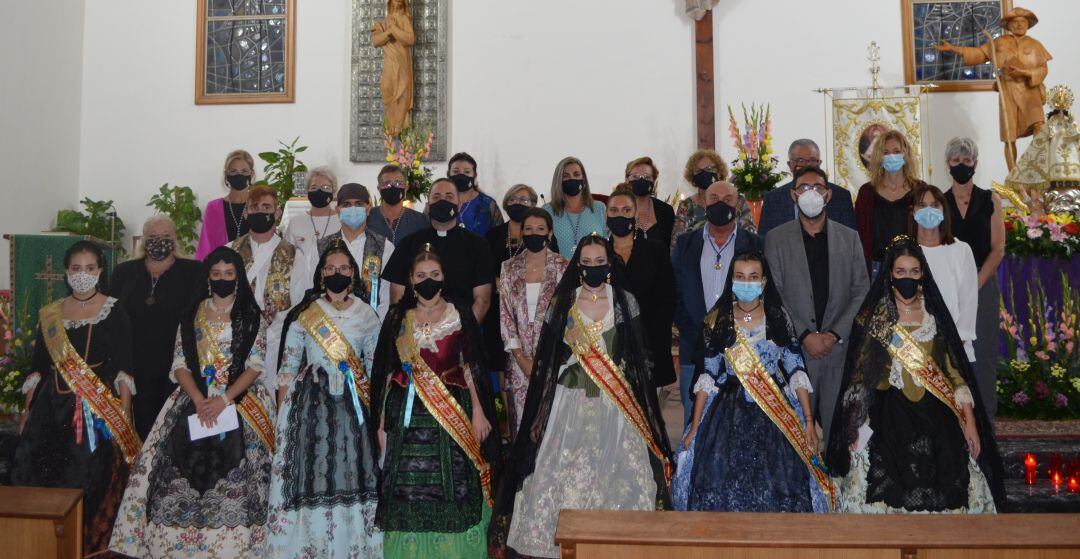 La alcaldesa, María Jiménez, la reina de las fiestas, las damas, cofradía y corporación municipal en el acto de bajada de la Virgen de la Paciencia en Oropesa del Mar.