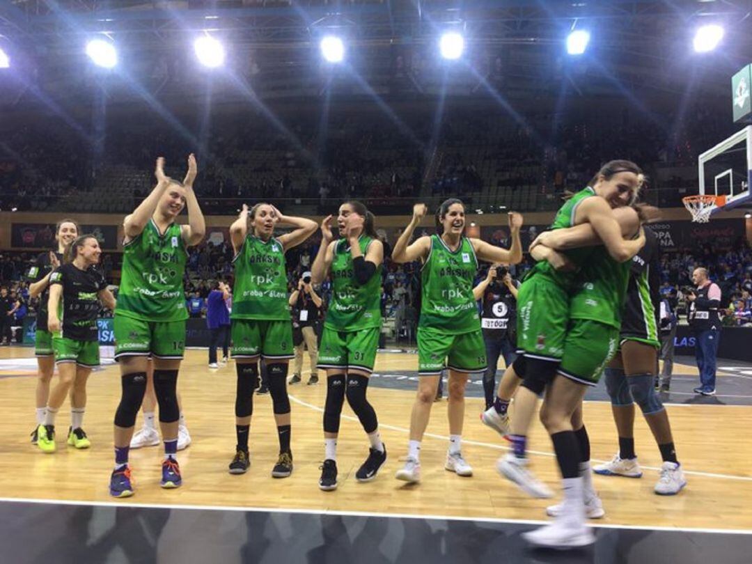 Celebración de las jugadoras después de eliminar al Gernika.