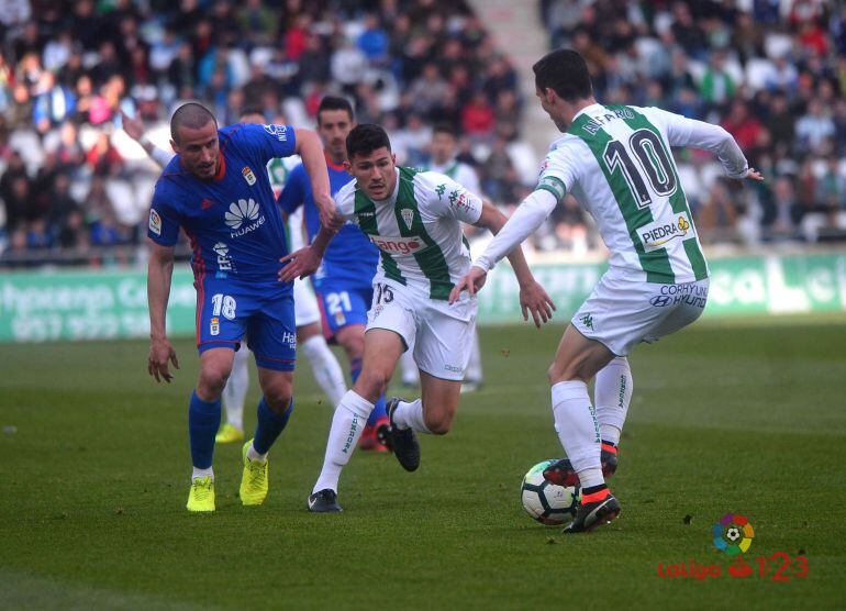 Loureiro y Alfaro pugnan por un balón en el partido ante el Oviedo