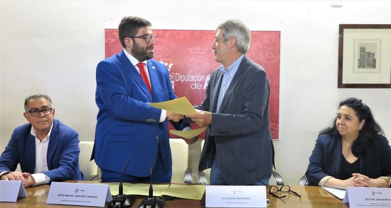 Jesus Manuel Sánchez Cabrera y Alejandro Reviriego se dan la mano tras la firma del convenio